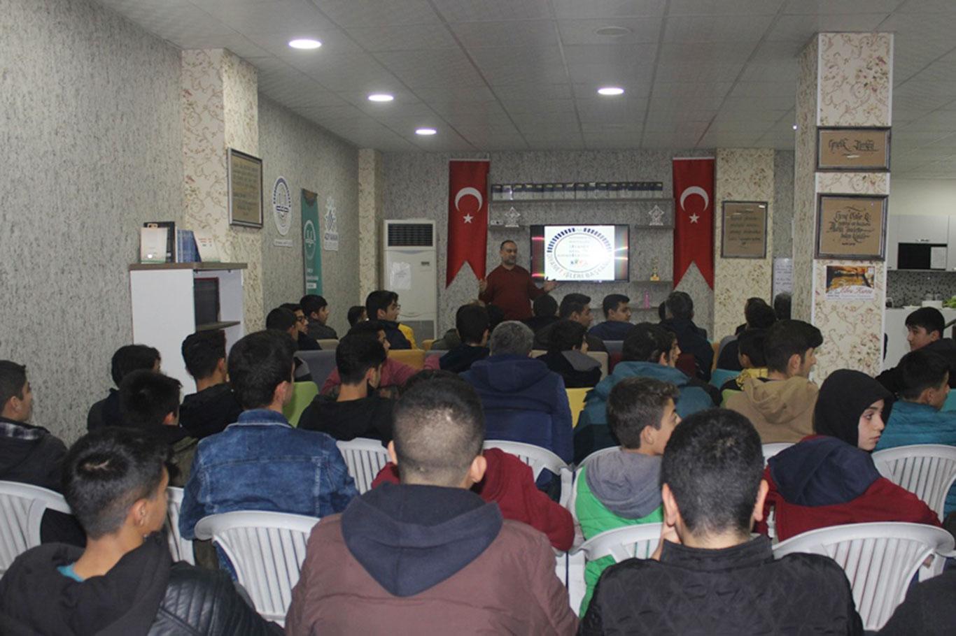 "Kim bir kavme benzemeye çalışırsa o da ondandır" "Kim bir kavme benzemeye çalışırsa o da ondandır"